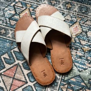 Unworn Frye Ally crisscross sandal 9 white distressed leather NWOT